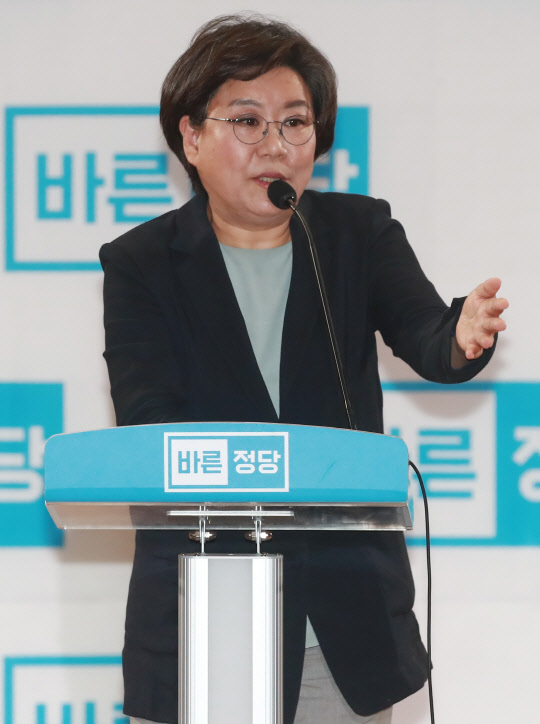 이혜훈 바른정당 신임 대표가 26일 오후 서울 여의도 국회 의원회관에서 열린 당대표 및 최고위원 지명대회에서 당대표로 선출된 뒤 수락연설을 하고 있다.  연합뉴스